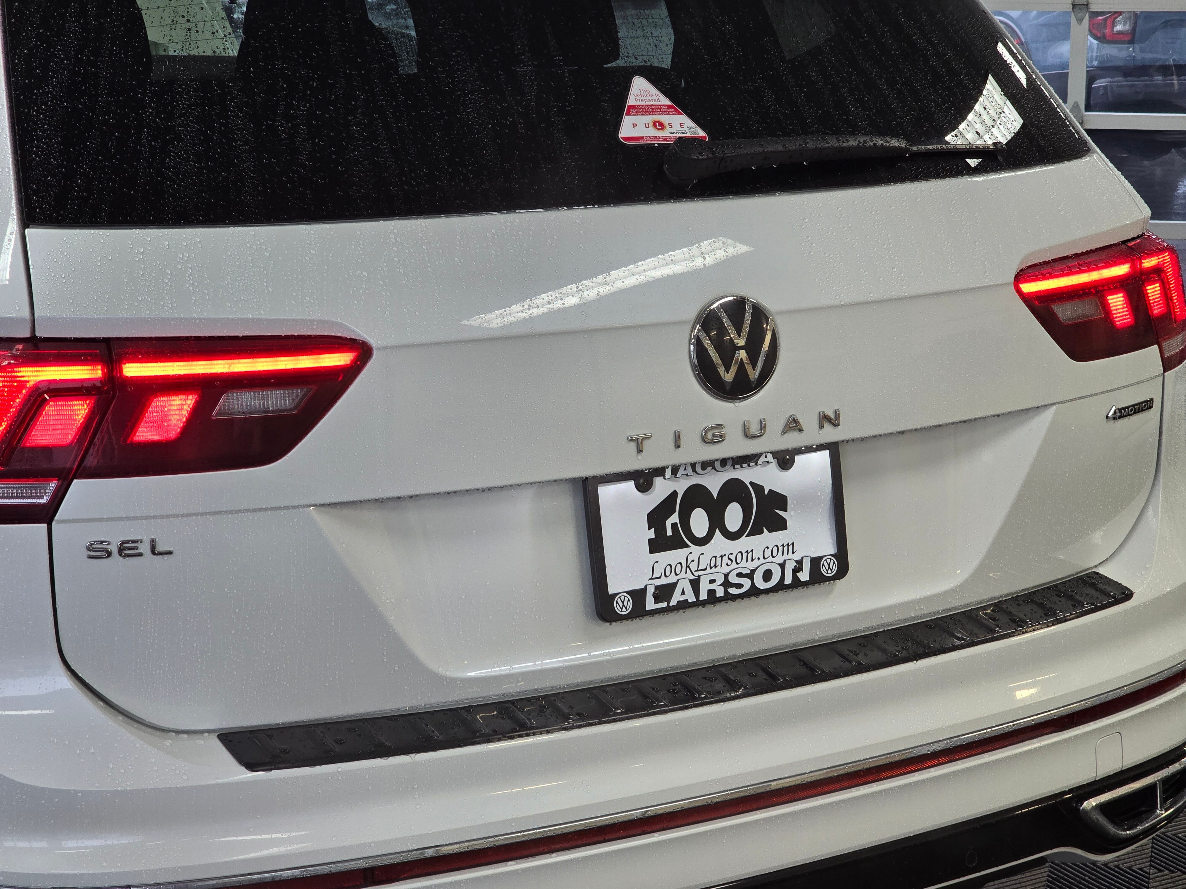 2022 Volkswagen Tiguan SEL Premium R-Line photo 2