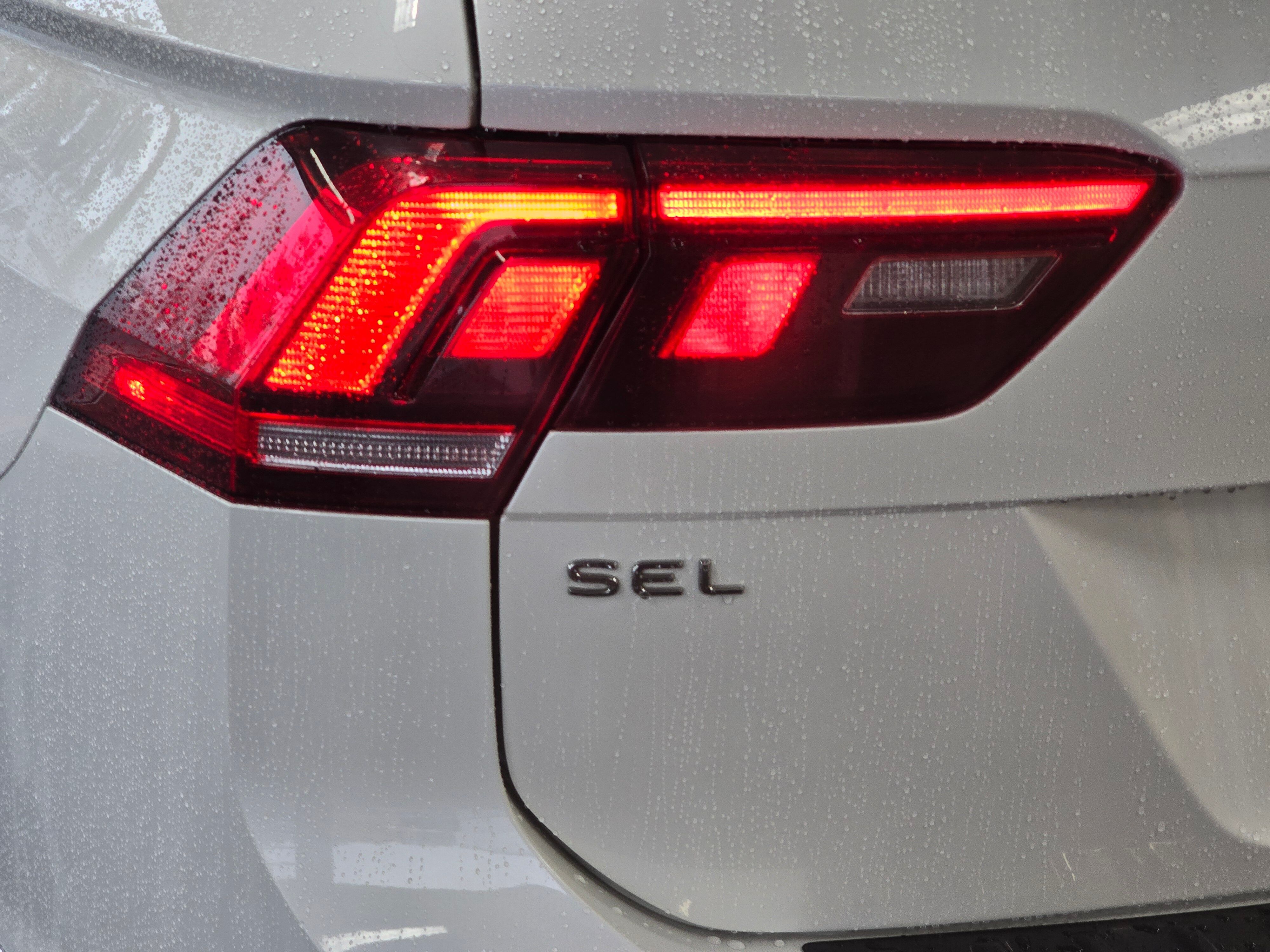 2022 Volkswagen Tiguan SEL Premium R-Line photo 3