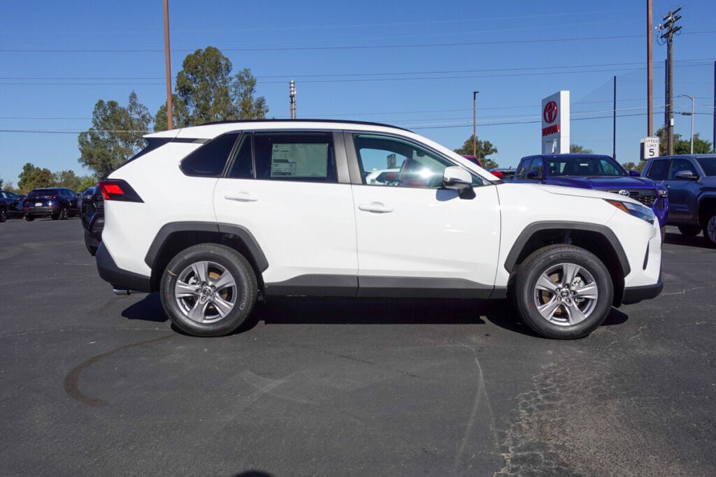 2025 Toyota RAV4 XLE photo 2