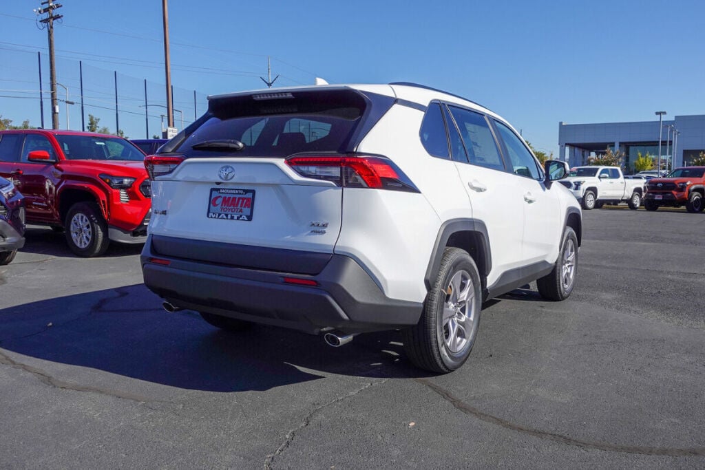2025 Toyota RAV4 XLE photo 3