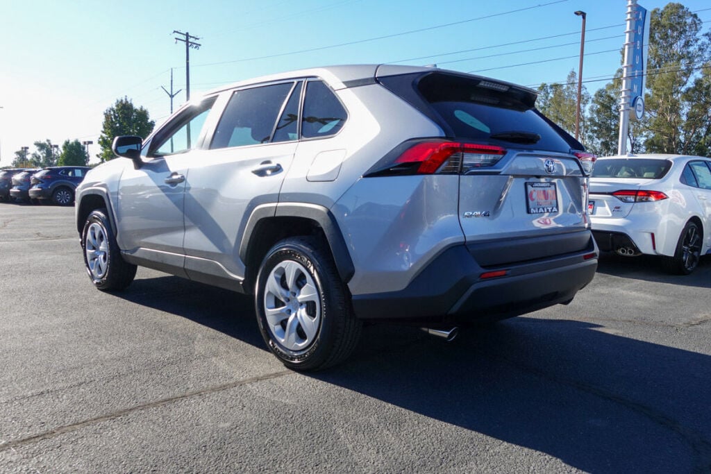 2025 Toyota RAV4 LE photo 4