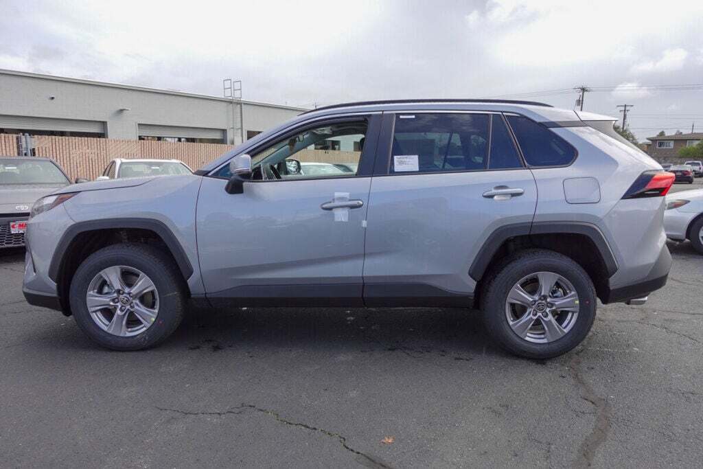 2025 Toyota RAV4 XLE photo 4