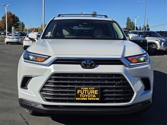 2026 Toyota Highlander Hybrid LE photo 2