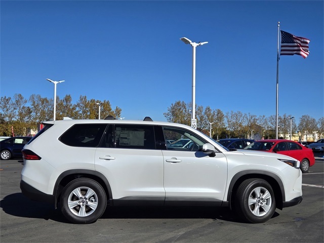 2026 Toyota Highlander Hybrid LE photo 3