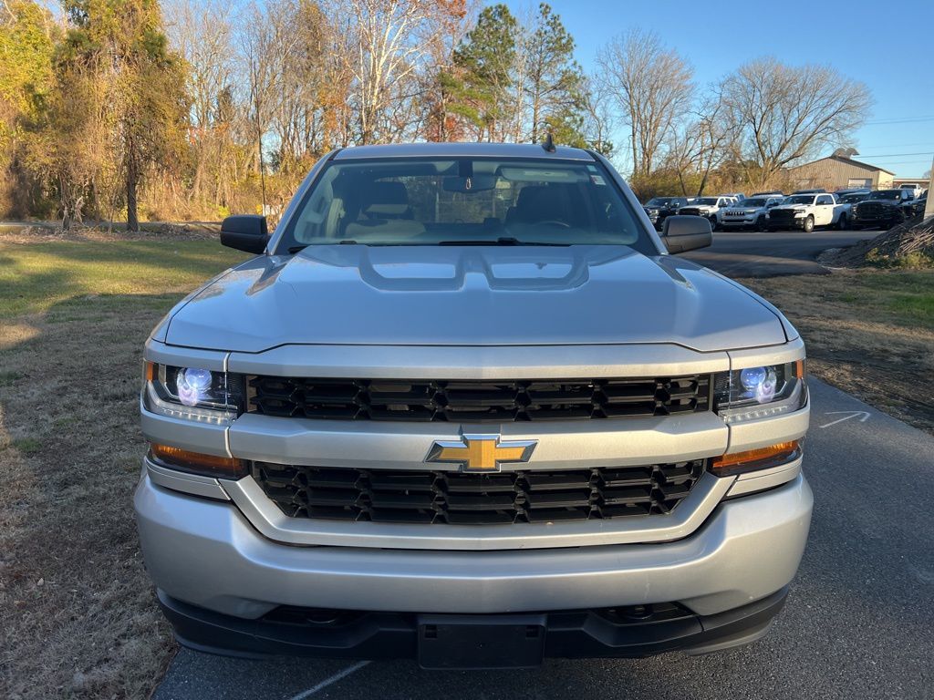 2018 Chevrolet Silverado 1500 Custom photo 2