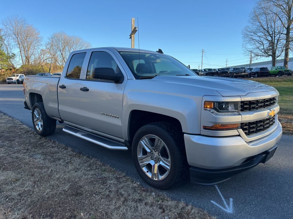 2018 Chevrolet Silverado 1500 Custom photo 3