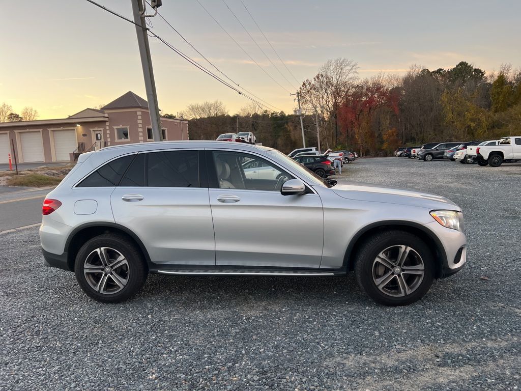 2016 Mercedes Benz GLC 300 4MATIC photo 2