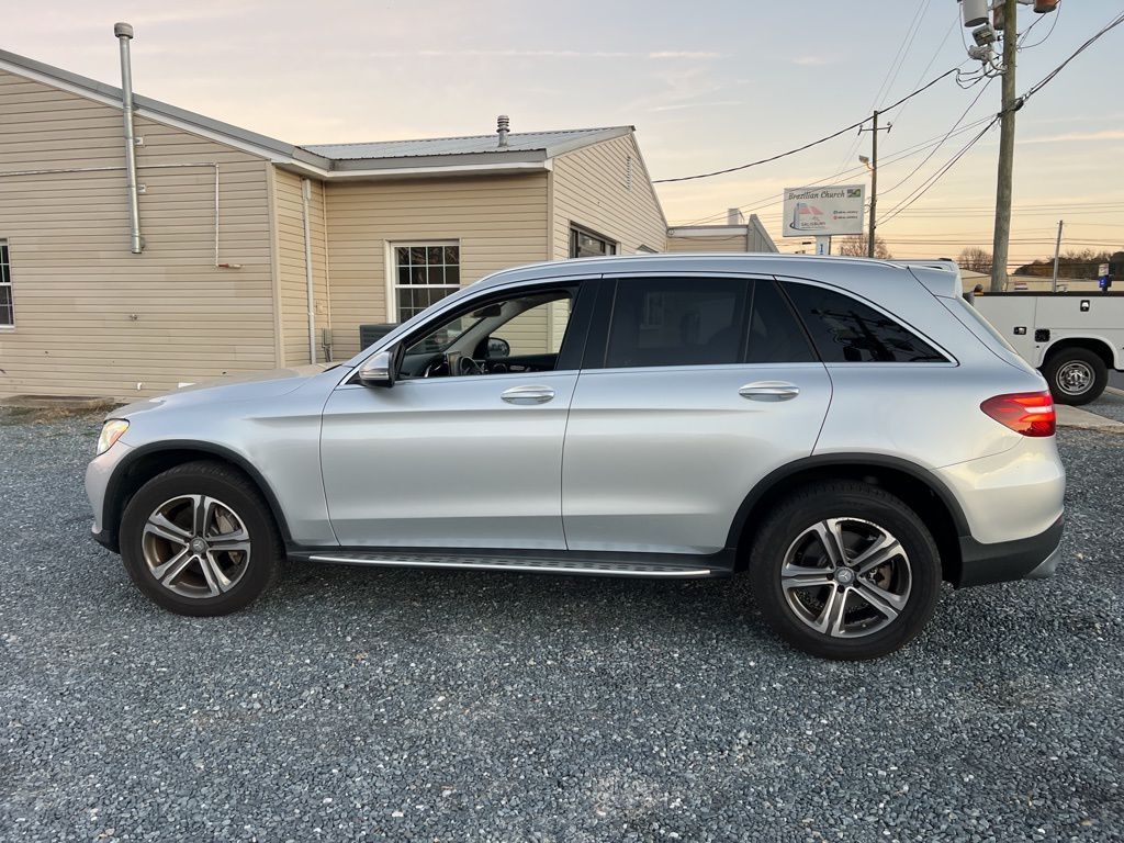 2016 Mercedes Benz GLC 300 4MATIC photo 3