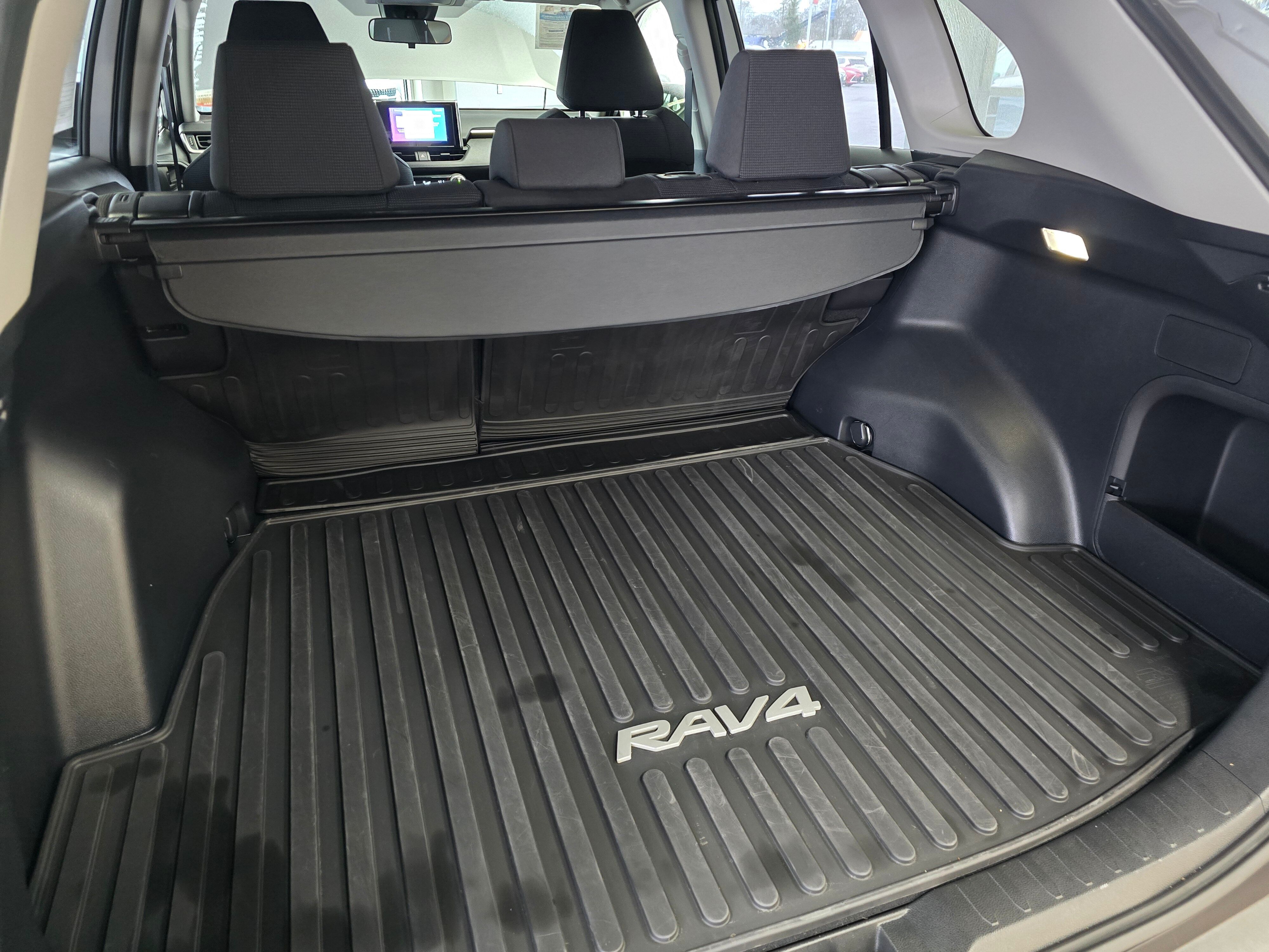 2025 Toyota RAV4 Hybrid LE photo 3
