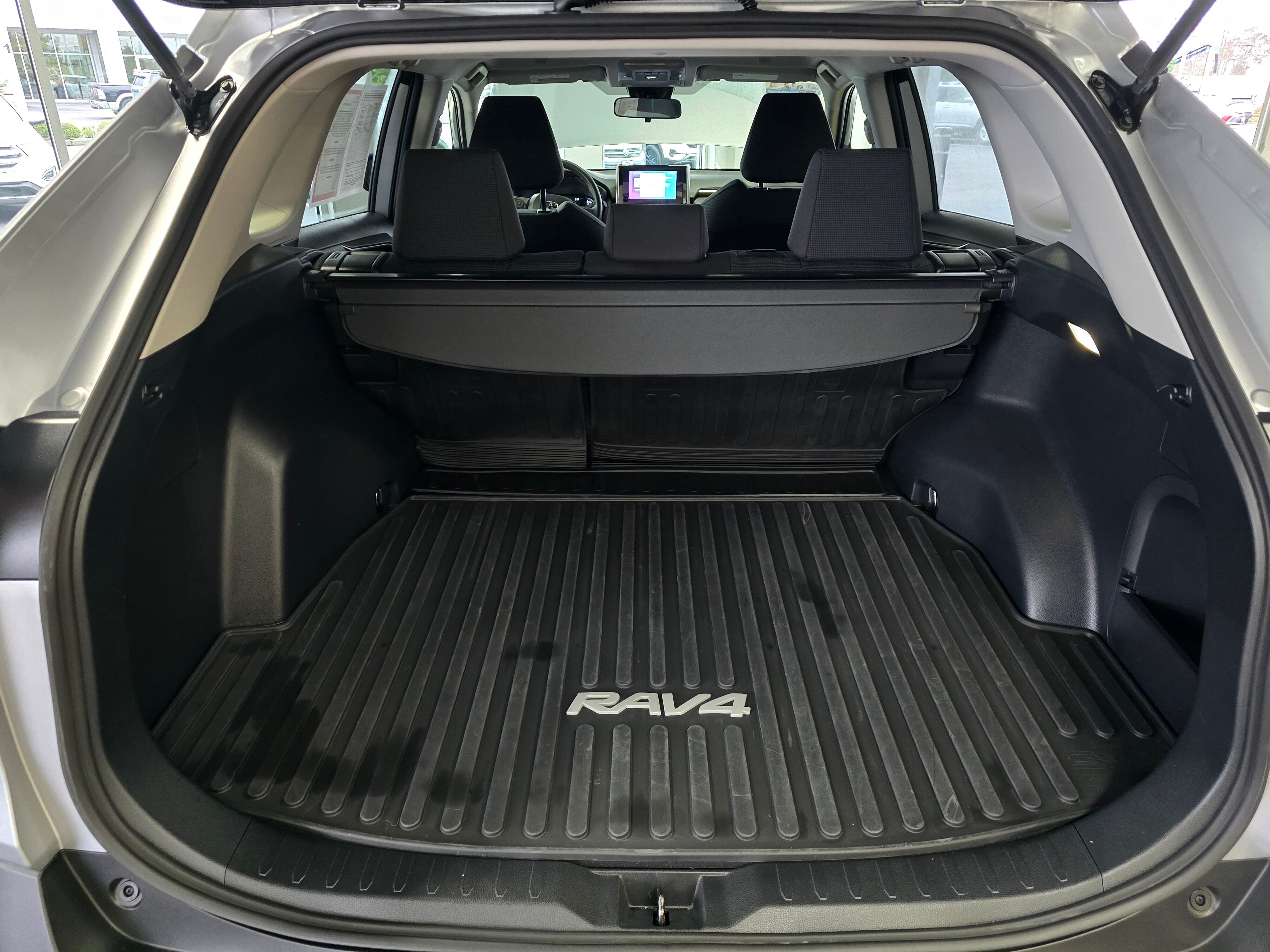 2025 Toyota RAV4 Hybrid LE photo 4