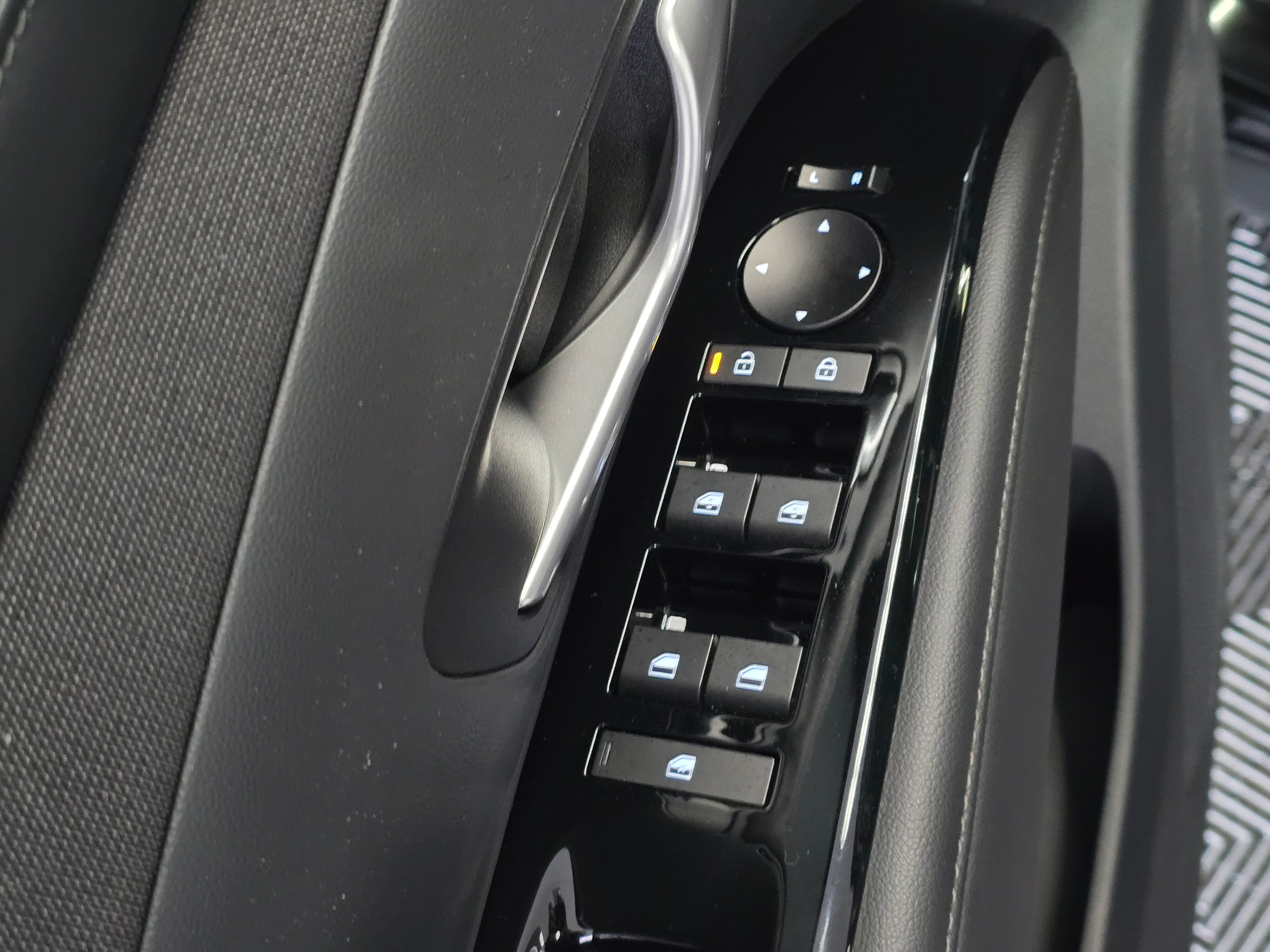 2025 Hyundai Tucson Hybrid Limited photo 2