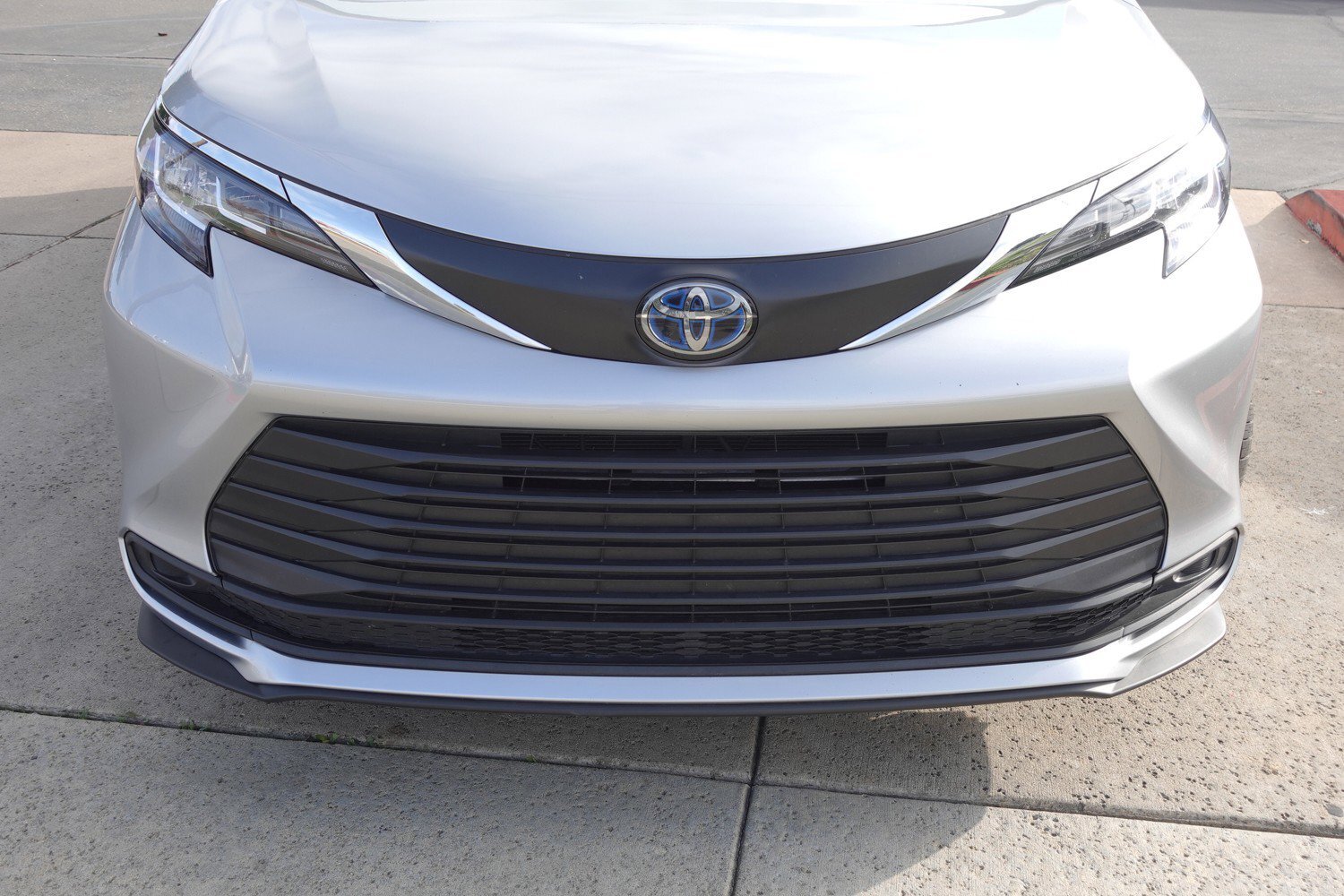 2023 Toyota Sienna LE photo 2