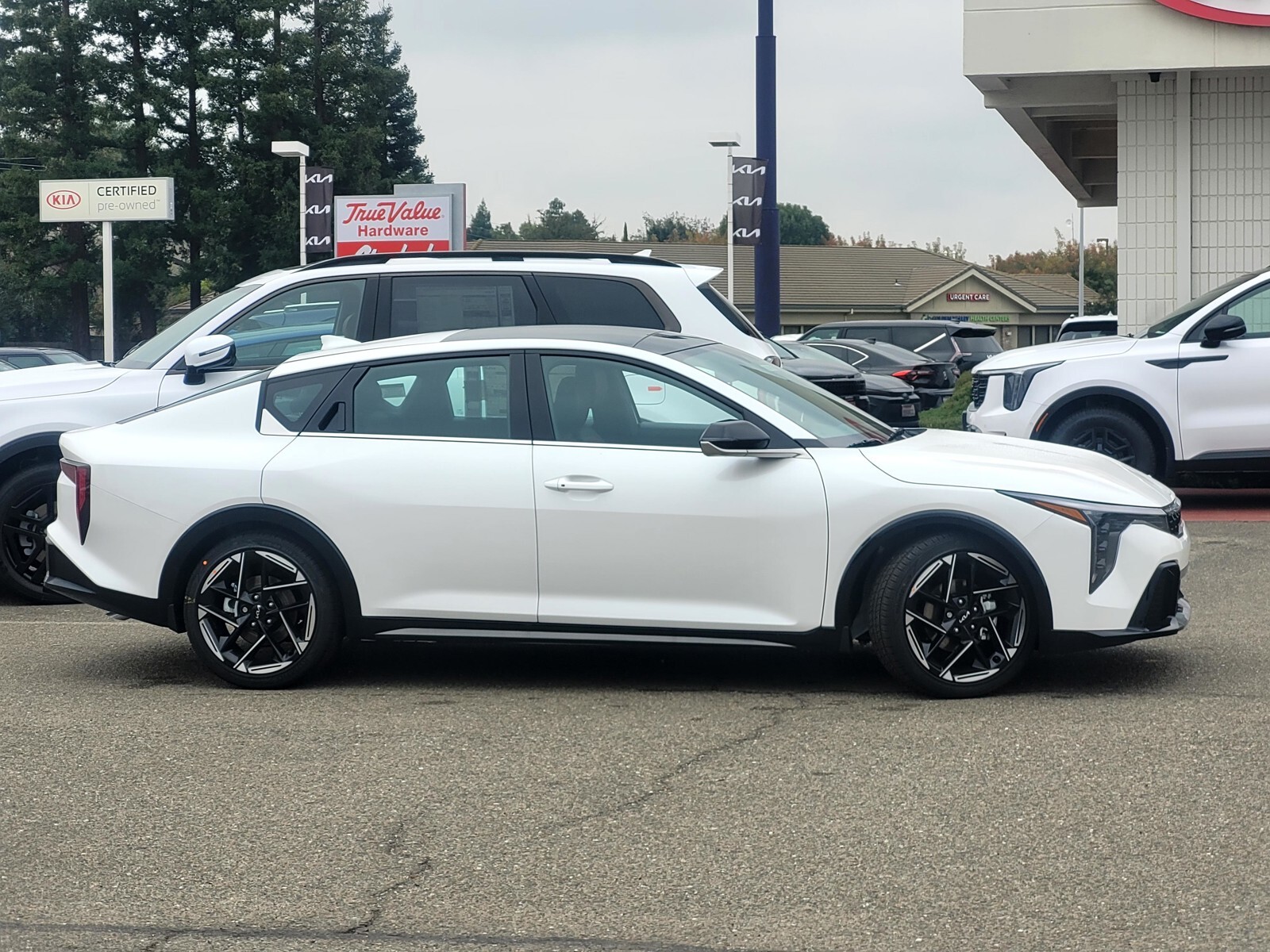 2025 Kia K4 GT-Line photo 3