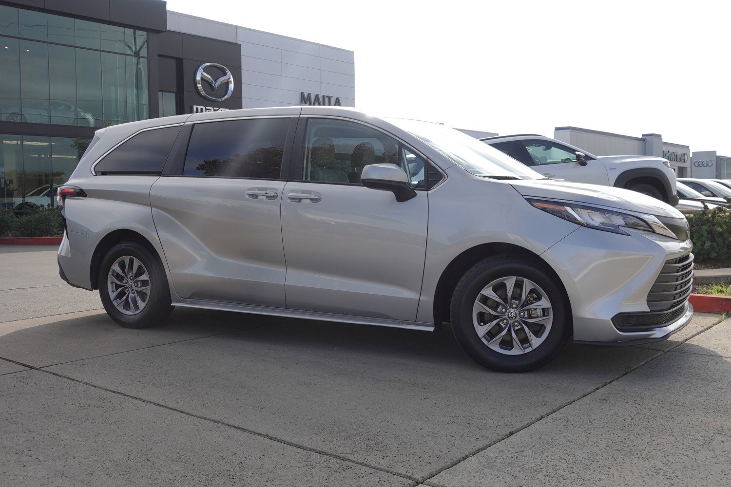 2023 Toyota Sienna LE photo 3