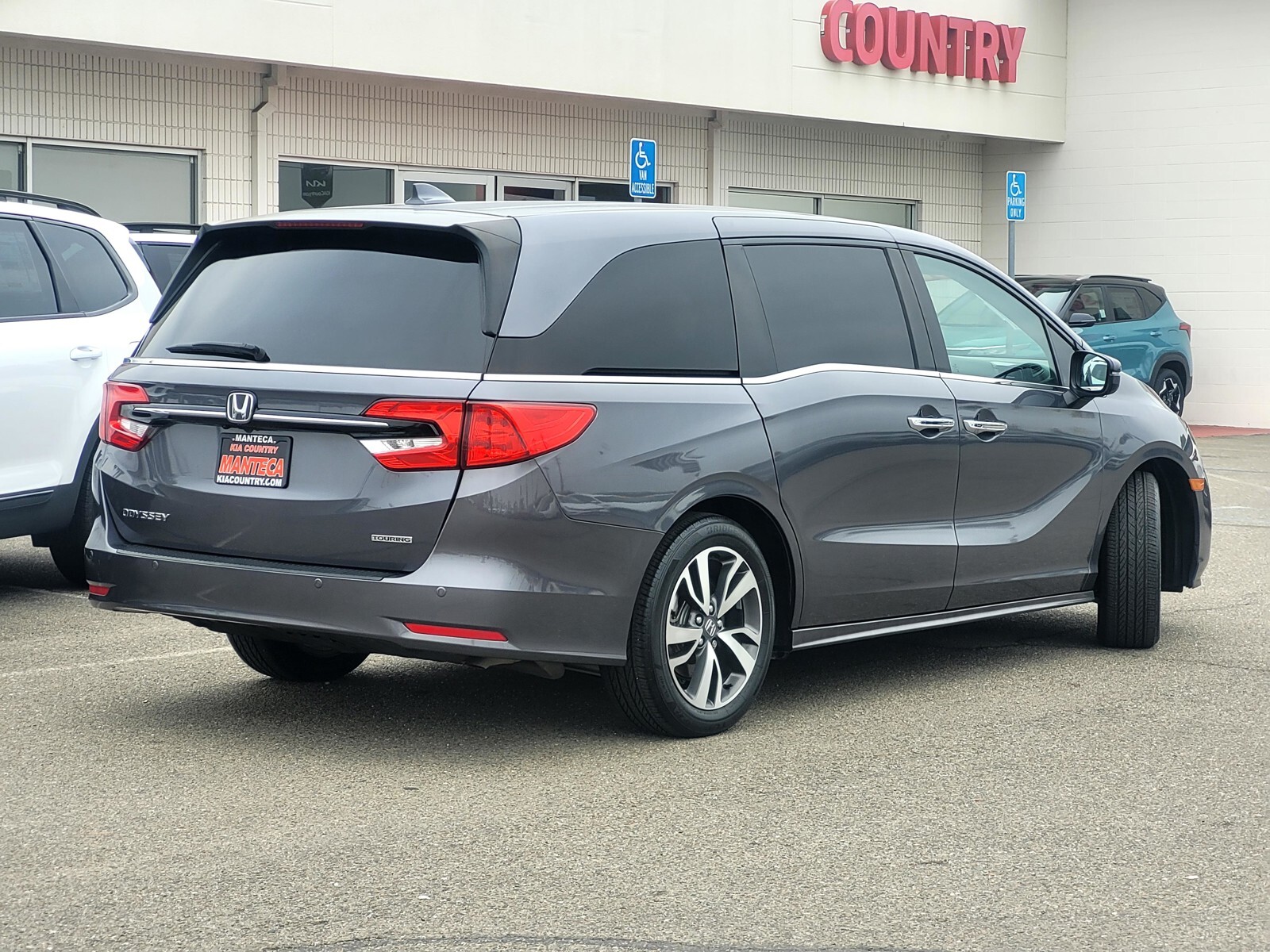 2024 Honda Odyssey Touring photo 3