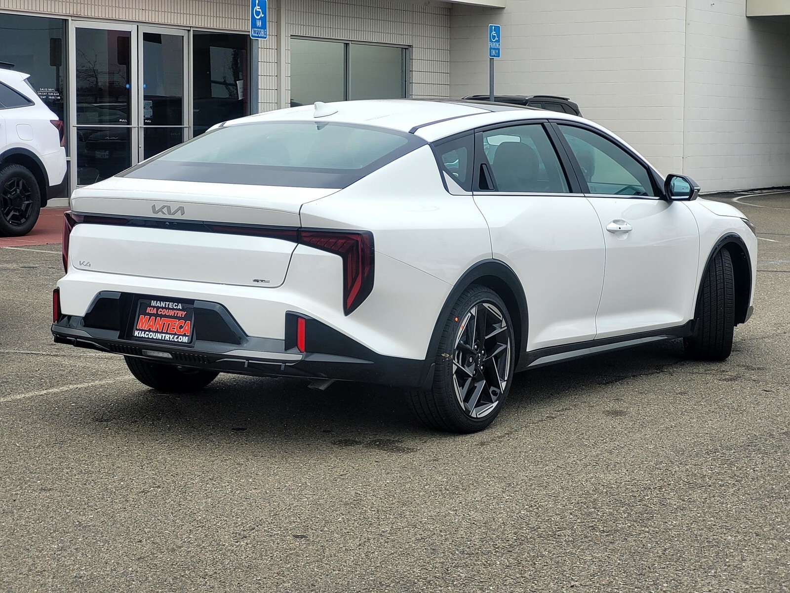 2025 Kia K4 GT-Line photo 4