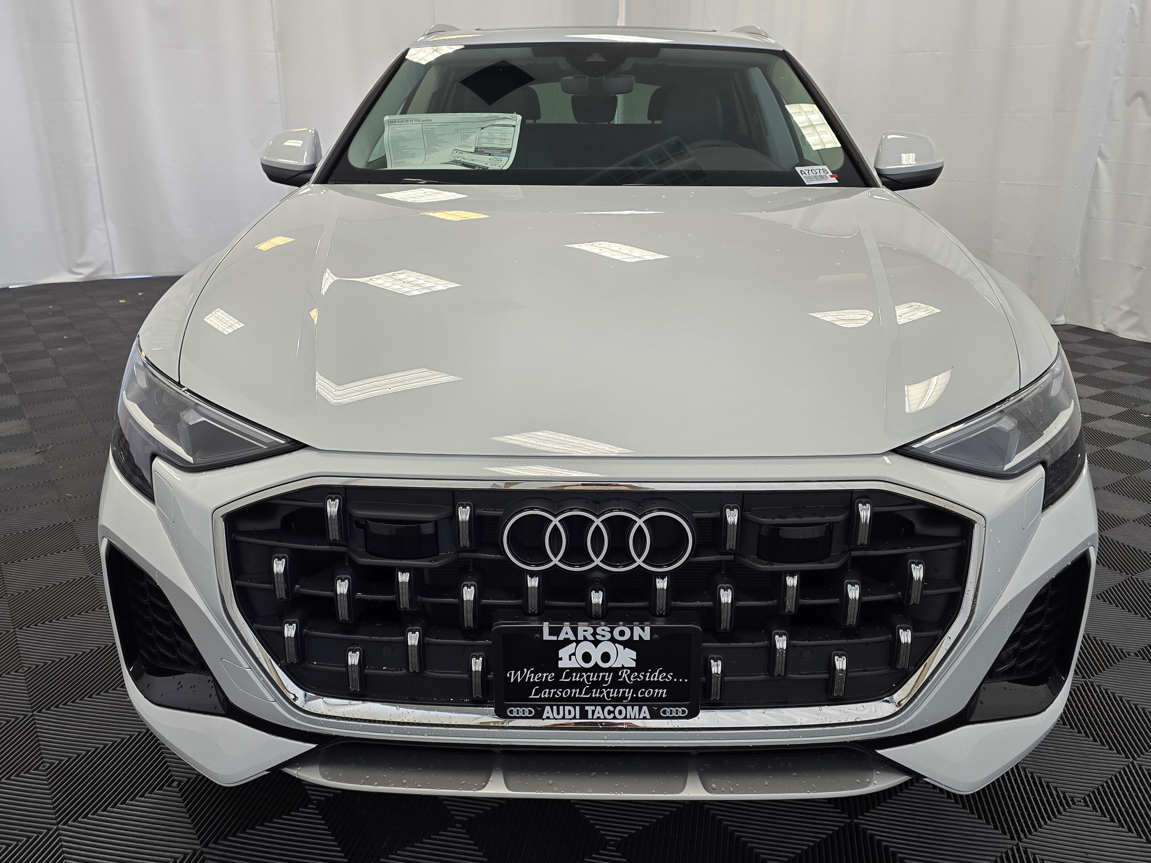 2025 Audi Q8 55 Premium Plus photo 4