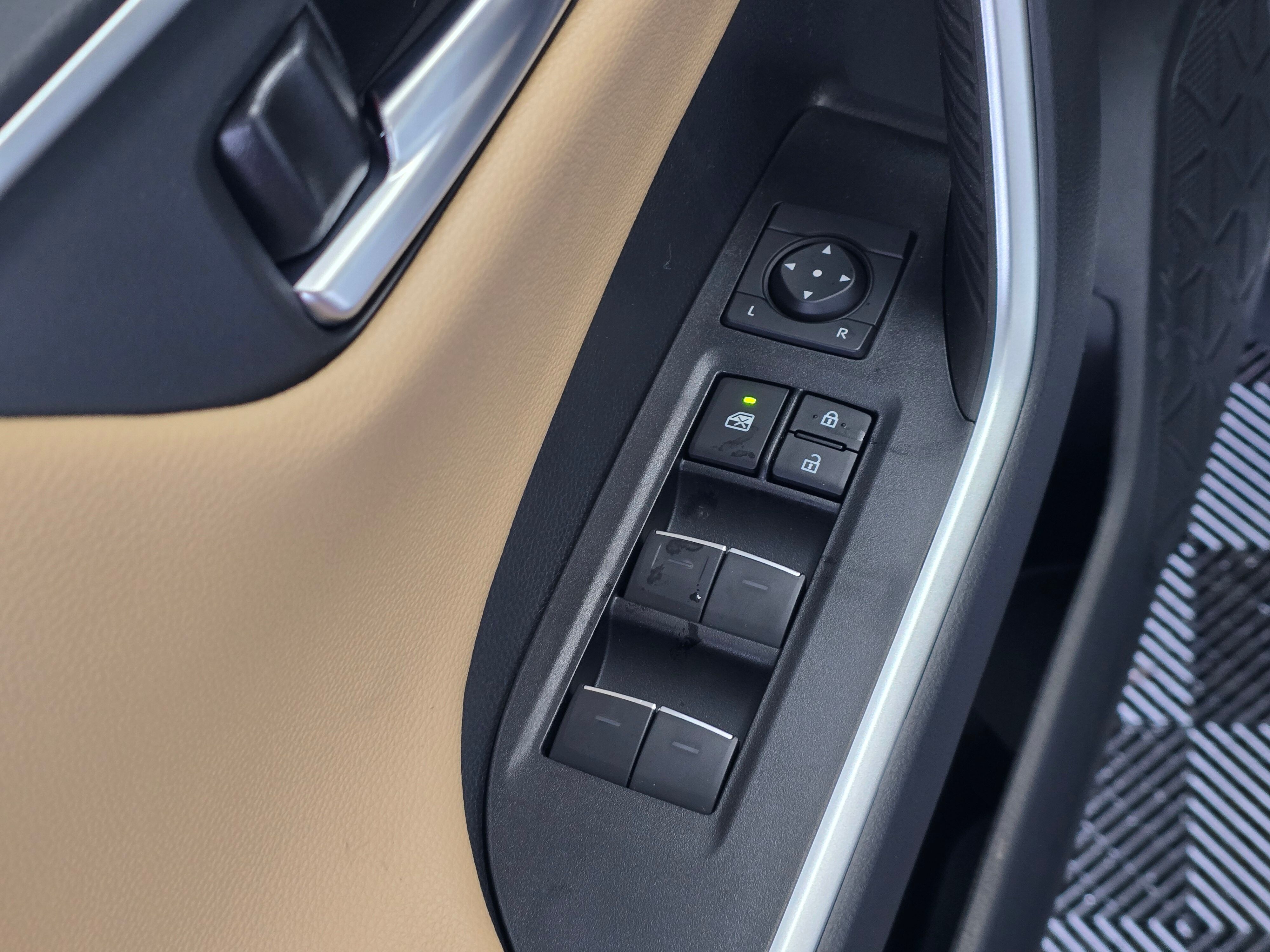 2025 Toyota RAV4 Limited photo 4