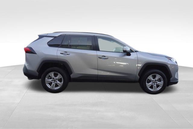 2021 Toyota RAV4 XLE photo 2