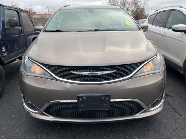 2017 Chrysler Pacifica Touring Plus photo 2