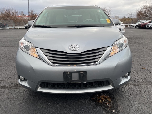 2013 Toyota Sienna XLE photo 2