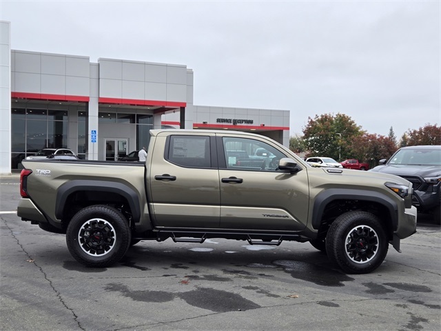 2025 Toyota Tacoma TRD Off-Road photo 3
