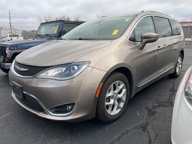 2017 Chrysler Pacifica Touring Plus photo 3