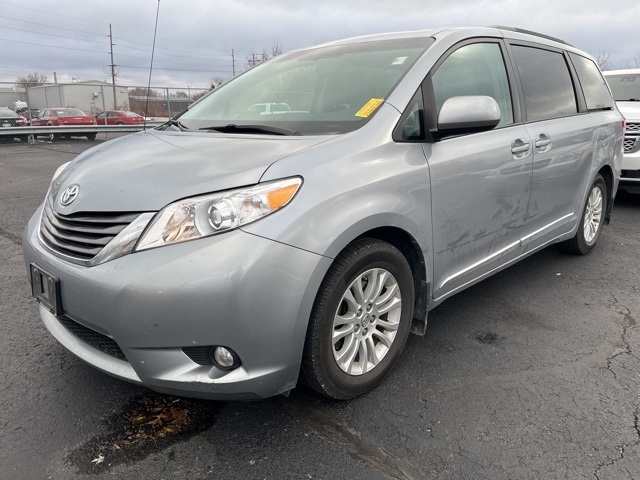 2013 Toyota Sienna XLE photo 3