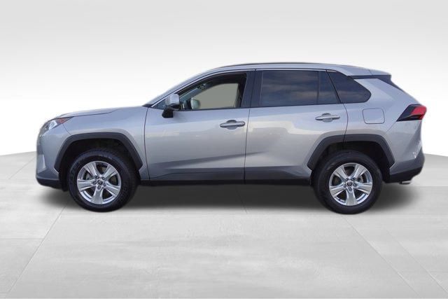 2021 Toyota RAV4 XLE photo 3