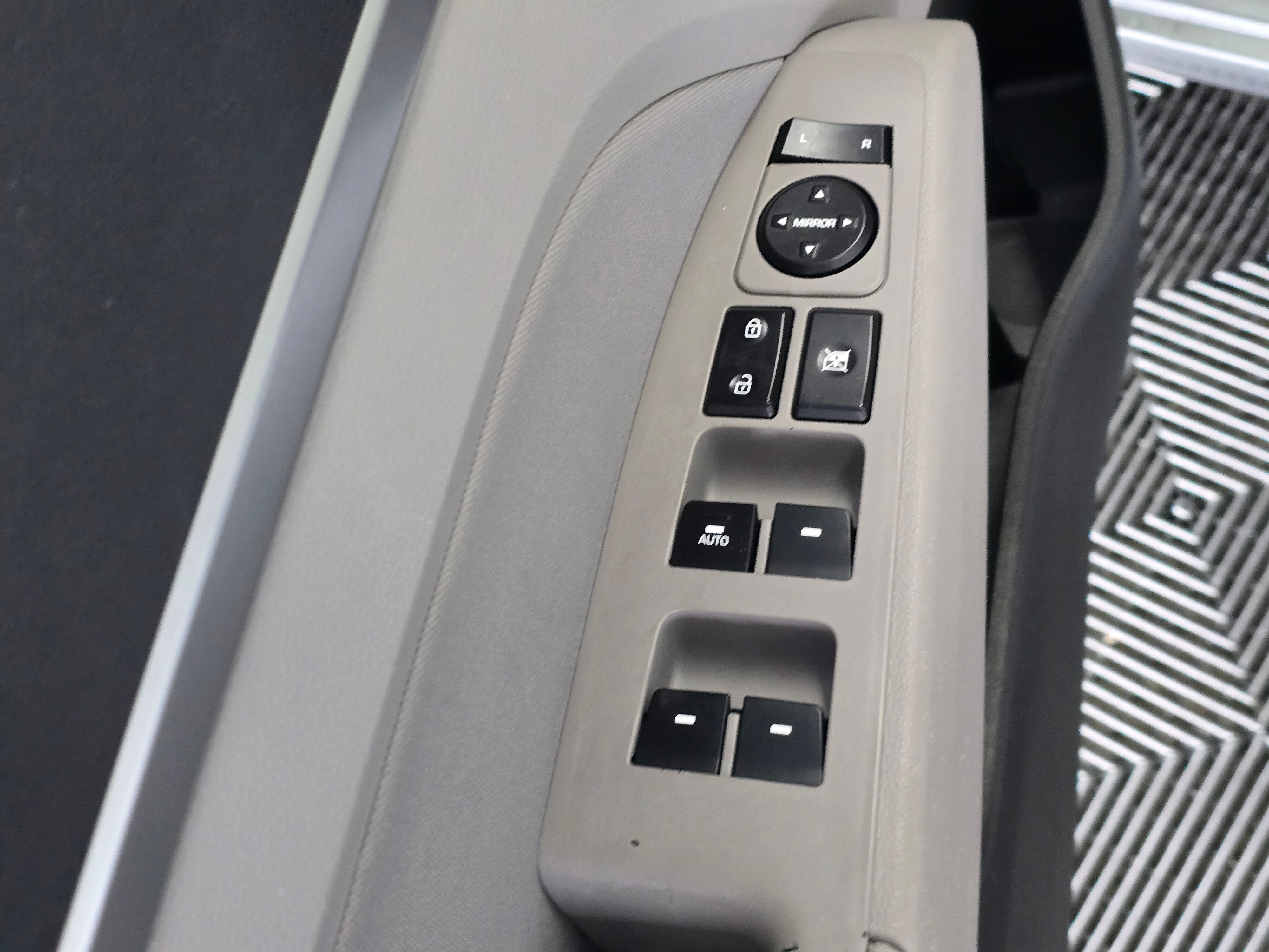 2020 Hyundai Elantra Value Edition photo 2