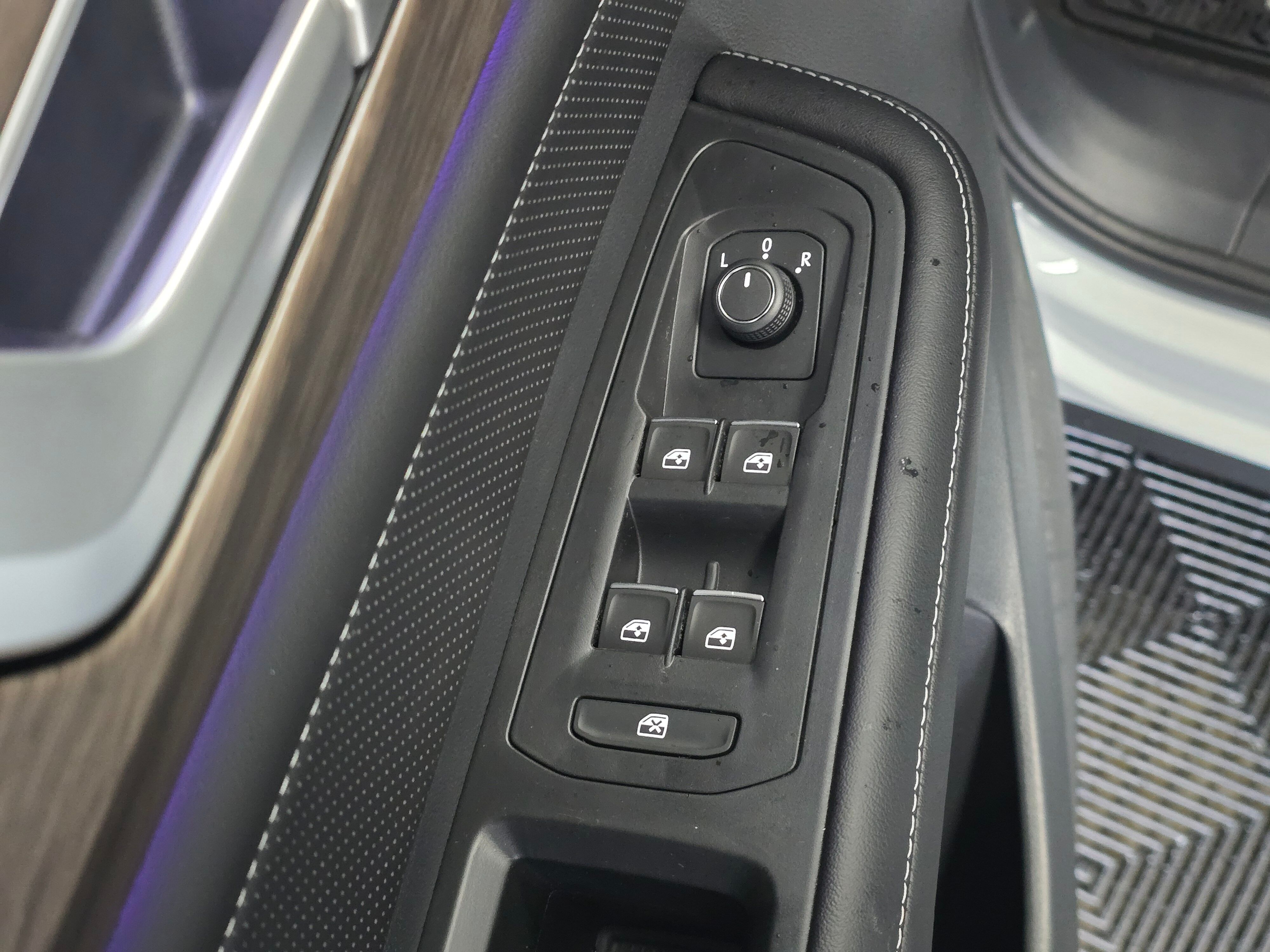 2026 Volkswagen Atlas SEL photo 4