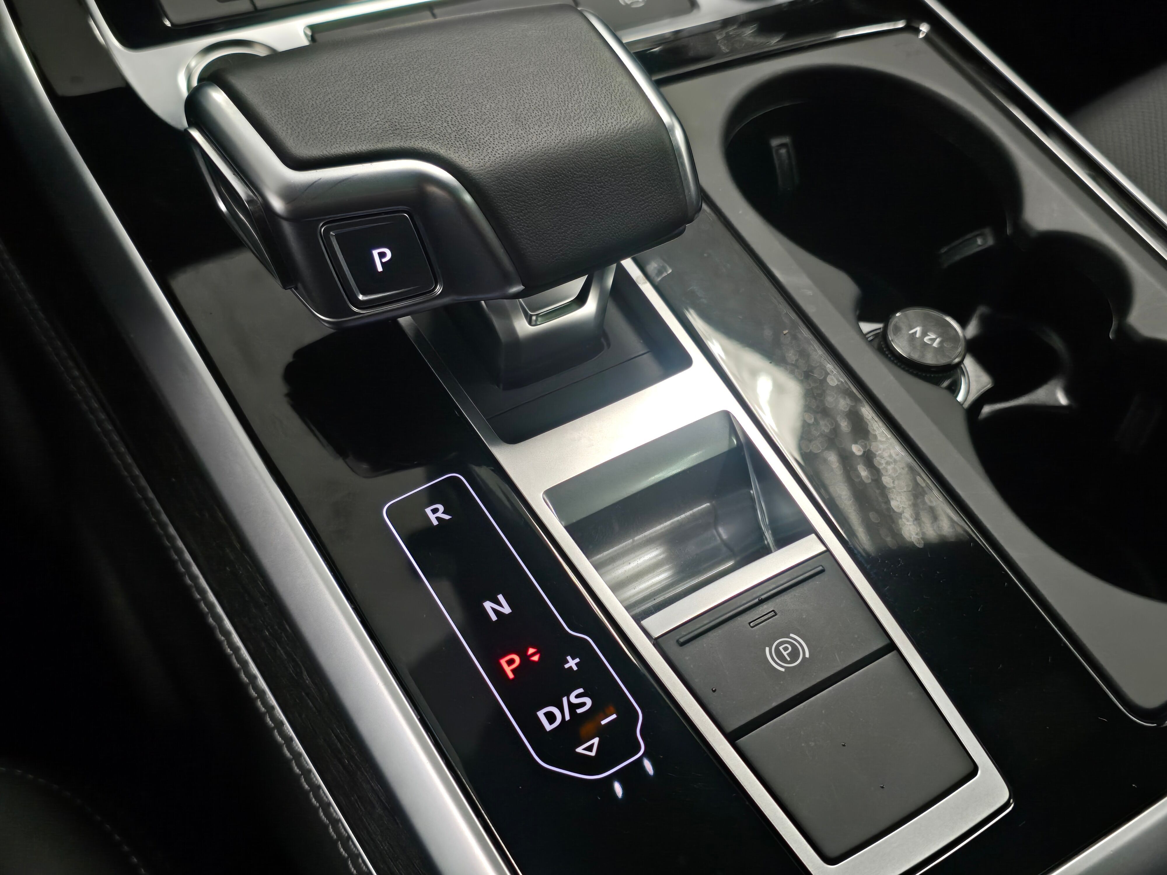 2025 Audi Q8 55 Premium Plus photo 3