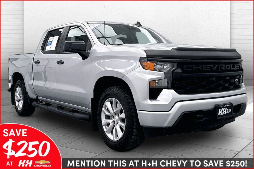 Silver Ice Metallic 2022 Chevrolet Silverado 1500 Custom Crew Cab 4WD Pickup Truck Four-Wheel Drive 8-Speed Automatic