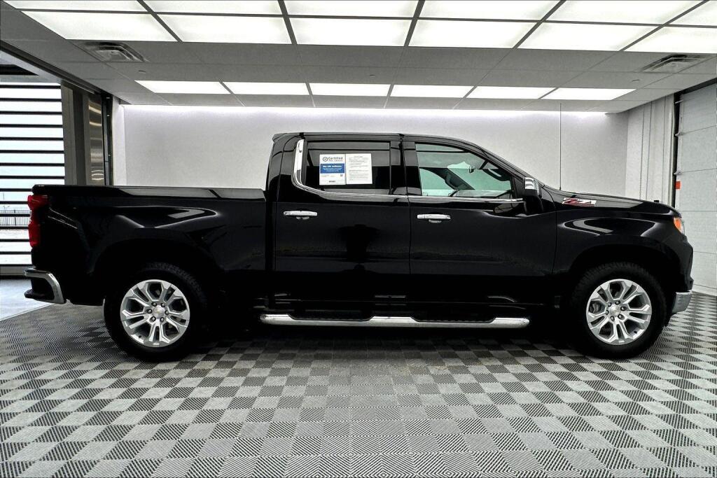 View vehicle photo 4