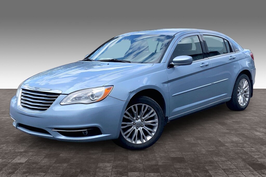 2013 Chrysler 200 Touring Sedan FWD