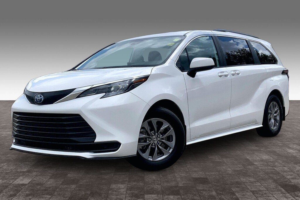 White 2025 Toyota Sienna LE 8-Passenger AWD Minivan All-Wheel Drive Automatic