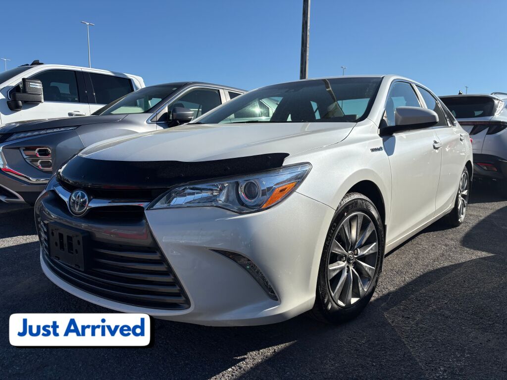 White (Blizzard Pearl) 2017 Toyota Camry Hybrid XLE FWD Sedan Front-Wheel Drive Continuously Variable Transmission