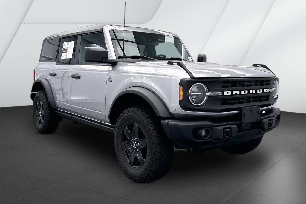 Iconic Silver Metallic 2022 Ford Bronco SUV / Crossover Four-Wheel Drive 7-Speed Manual