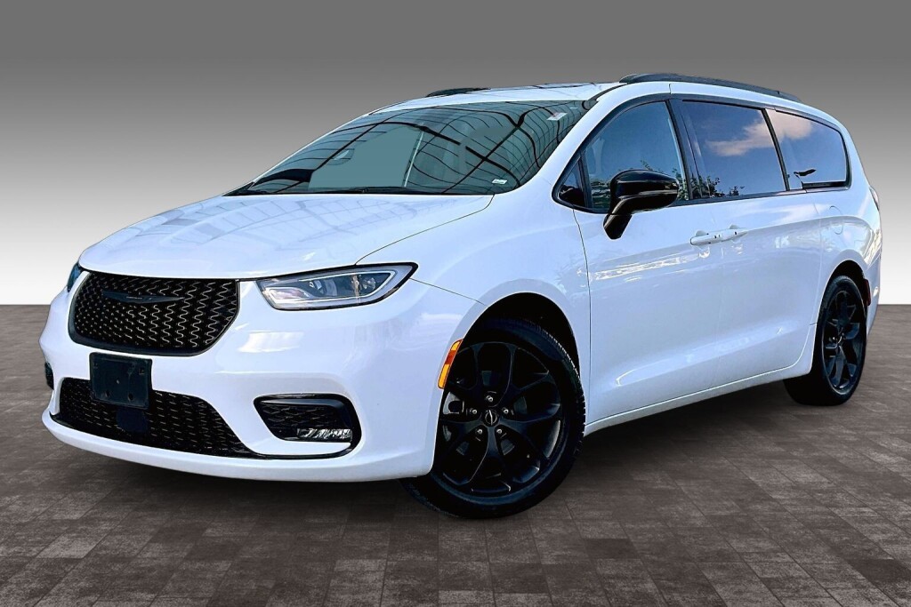 White 2025 Chrysler Pacifica Minivan Front-Wheel Drive Automatic