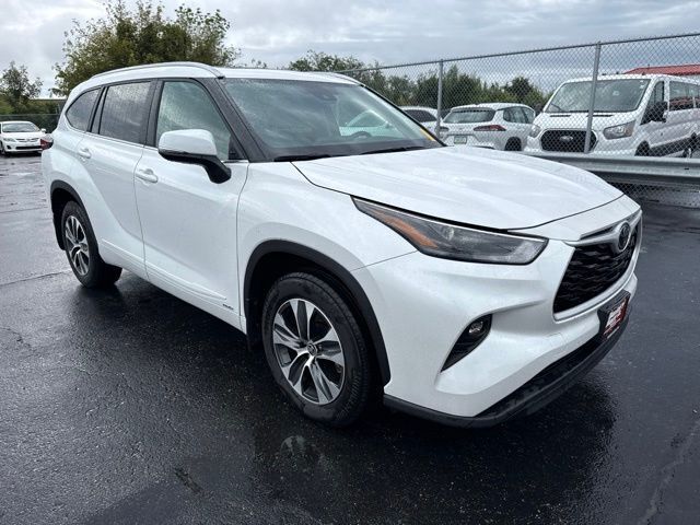 White (Wind Chill Pearl) 2026 Toyota Highlander Hybrid SUV / Crossover All-Wheel Drive Continuously Variable Transmission