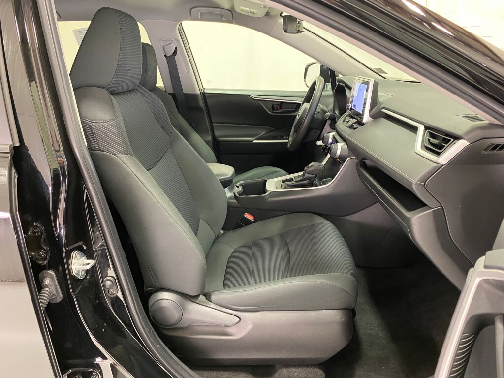 2023 Toyota RAV4 LE - 8