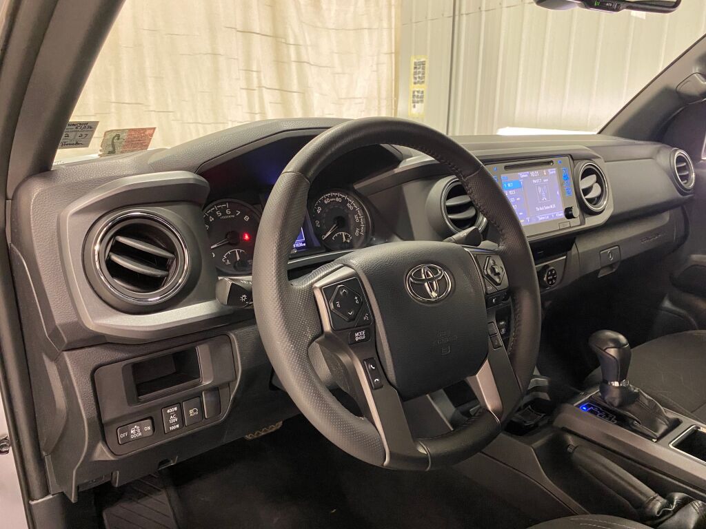 2018 Toyota Tacoma TRD Off-Road - 11