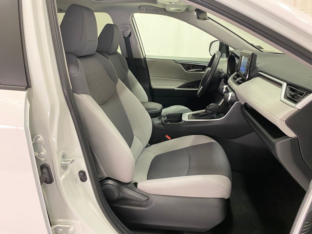 2021 Toyota RAV4 XLE - 8