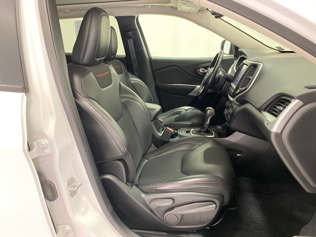 2018 Jeep Cherokee Trailhawk Bright White Clearcoat at Bob Ruth Ford