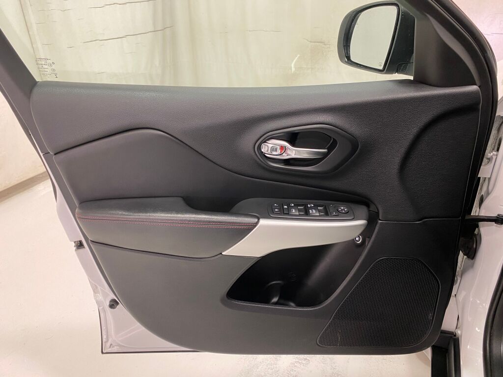 2018 Jeep Cherokee Trailhawk Bright White Clearcoat at Bob Ruth Ford