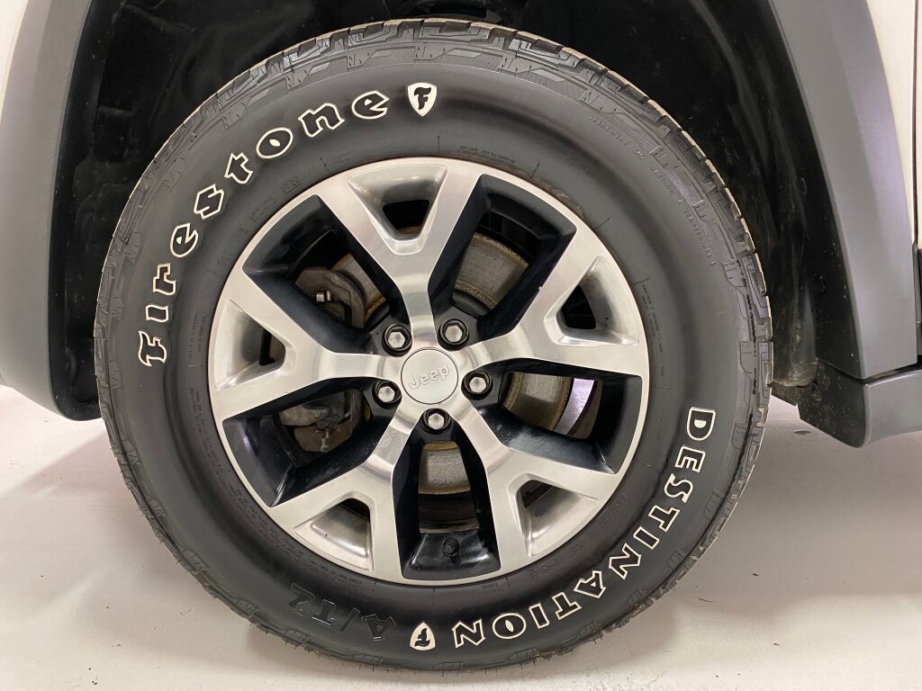 2018 Jeep Cherokee Trailhawk Bright White Clearcoat at Bob Ruth Ford