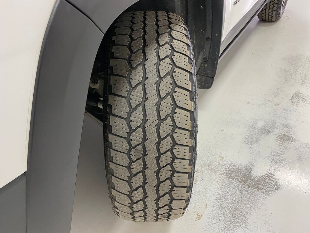 2018 Jeep Cherokee Trailhawk Bright White Clearcoat at Bob Ruth Ford
