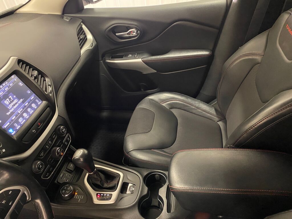2018 Jeep Cherokee Trailhawk Bright White Clearcoat at Bob Ruth Ford