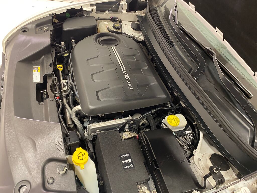 2018 Jeep Cherokee Trailhawk Bright White Clearcoat at Bob Ruth Ford