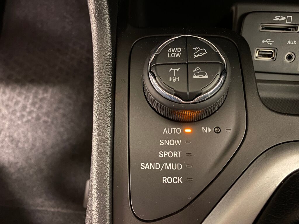 2018 Jeep Cherokee Trailhawk Bright White Clearcoat at Bob Ruth Ford
